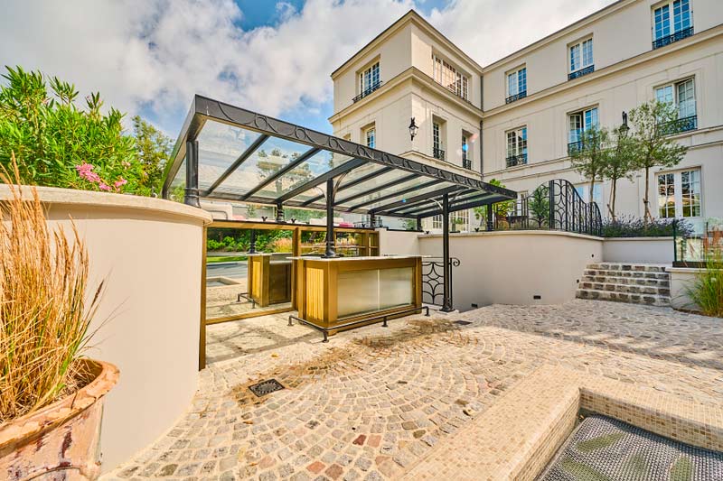 Kiosque acier et verre, bar acier, laiton et marbre sur mesure