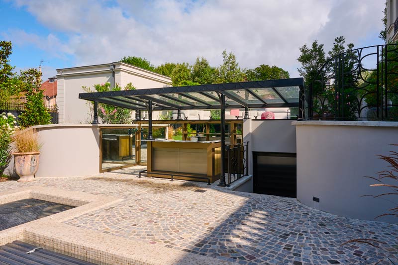 Kiosque acier et verre, bar acier, laiton et marbre sur mesure