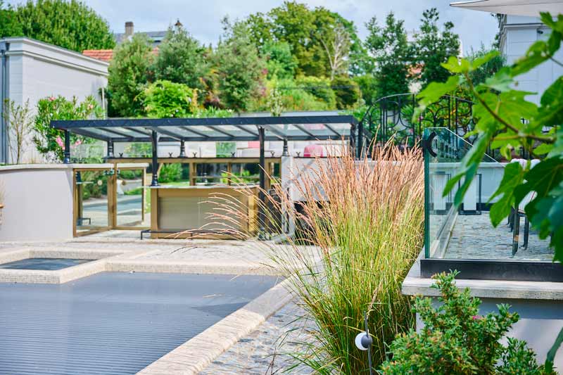 Kiosque acier et verre, bar acier, laiton et marbre sur mesure